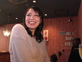 BARで出会った色白巨乳妻にお酒と媚薬を飲ませたらとんでもなく淫乱ビッチ女ができちゃいました！ しかも生中出し乱交交尾でガンギまっちゃって（＾＾ゞ サンプル動画サムネイル